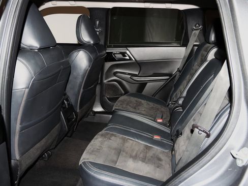 Used 2022 Mitsubishi Outlander SE image 52