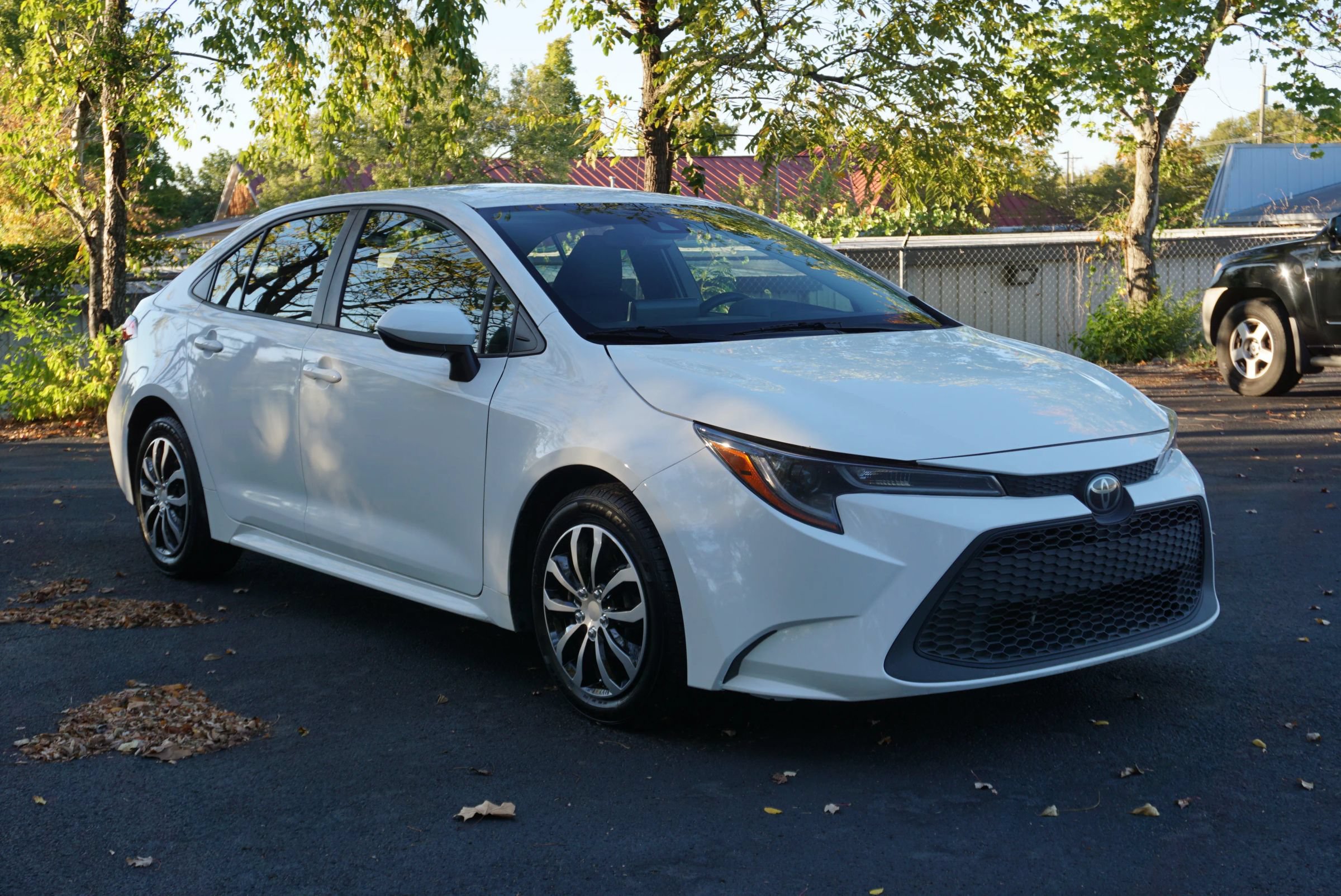 Used 2021 Toyota Corolla LE FWD image 3