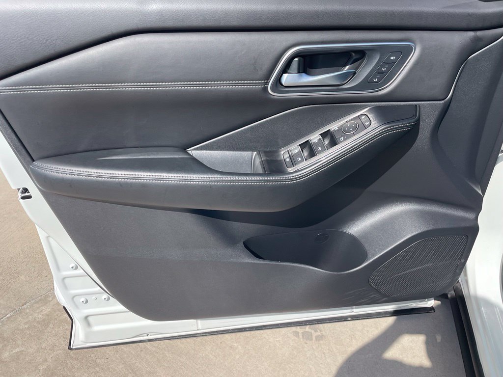Certified 2024 Nissan Rogue Platinum FWD image 27