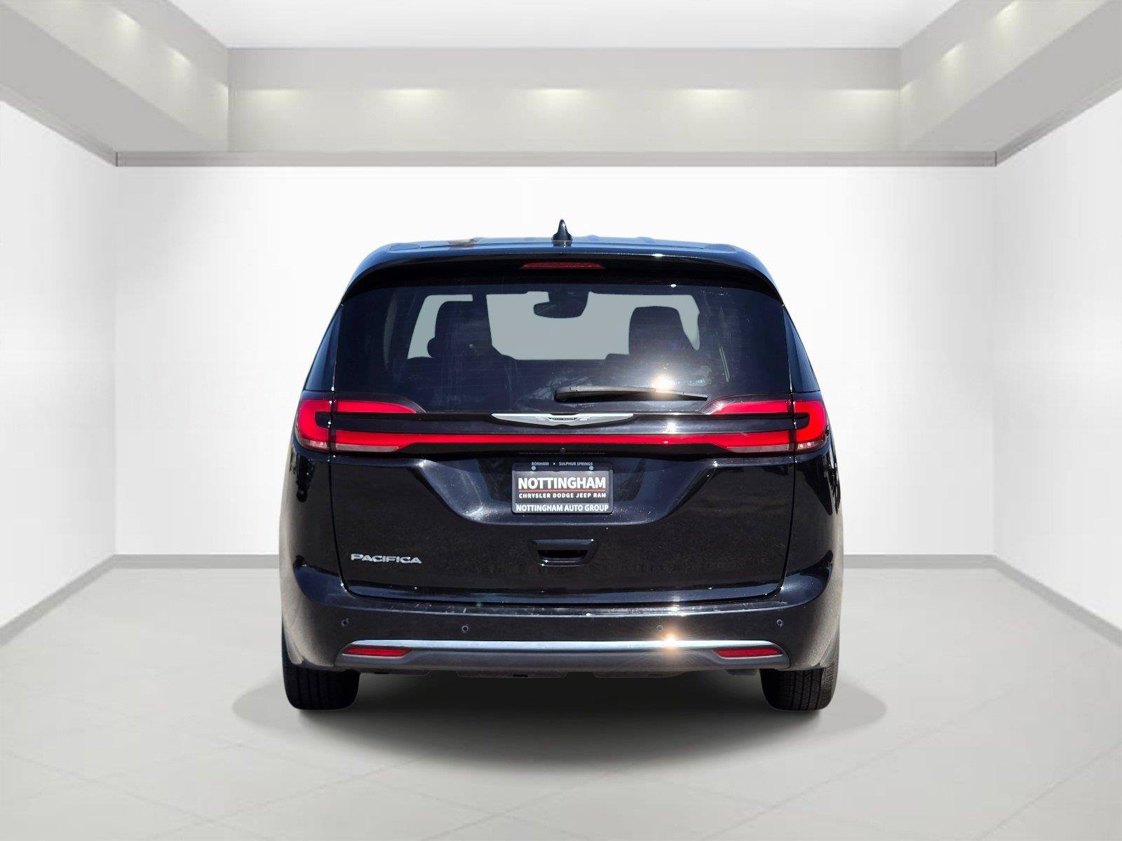Used 2024 Chrysler Pacifica Touring-L FWD image 5
