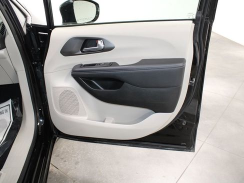 Used 2024 Chrysler Pacifica Touring-L image 31