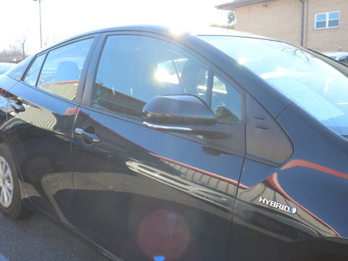 Used 2022 Toyota Prius LE image 8