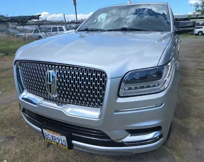Used 2019 Lincoln Navigator Select AWD/4WD image 2
