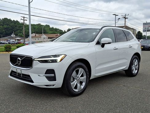 Used 2022 Volvo XC60 B5 Momentum image 3