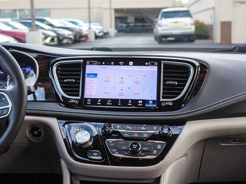 Used 2023 Chrysler Pacifica Limited image 16