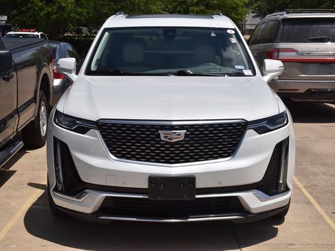 Used 2022 Cadillac XT6 Premium Luxury w/ Technology Package FWD image 3