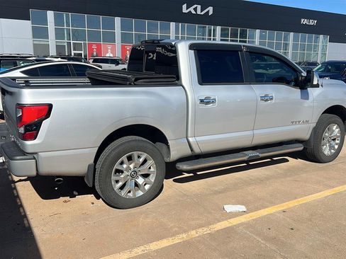 Used 2021 Nissan Titan SL w/ Moonroof Package image 7