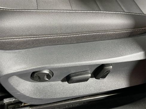 Used 2024 Volkswagen Taos SE image 19