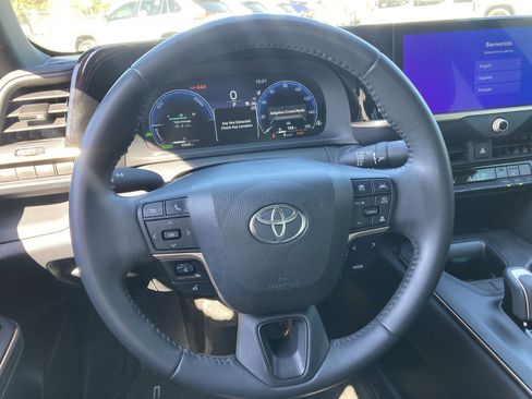 Used 2023 Toyota Crown XLE image 11