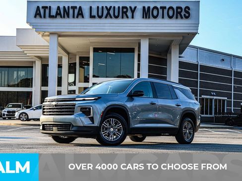 Used 2024 Chevrolet Traverse LT image 2