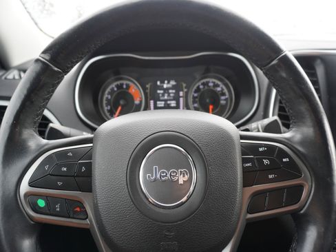 Used 2019 Jeep Cherokee Latitude Plus w/ Comfort/Convenience Group AWD/4WD image 21