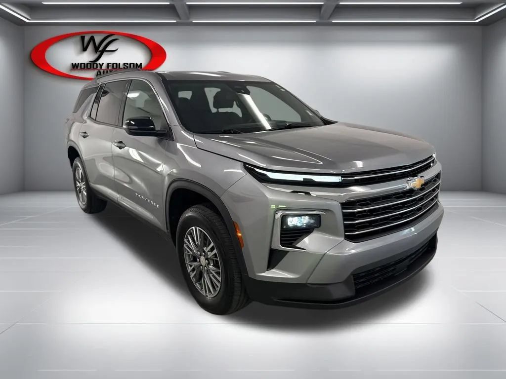 Used 2025 Chevrolet Traverse LT FWD image 3