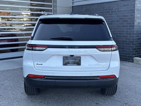Used 2024 Jeep Grand Cherokee Altitude AWD/4WD image 5