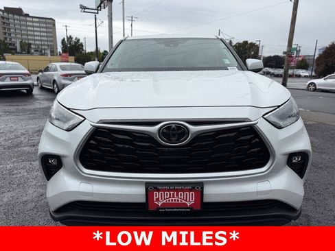 Used 2023 Toyota Highlander LE image 4