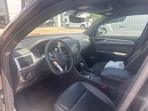 Used 2021 Volkswagen Atlas Cross Sport SE w/ Panoramic Sunroof Package FWD image 5