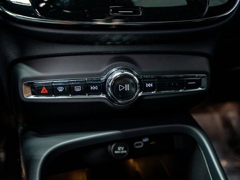 Used 2021 Volvo XC40 P8 Recharge w/ Advanced Package image 47