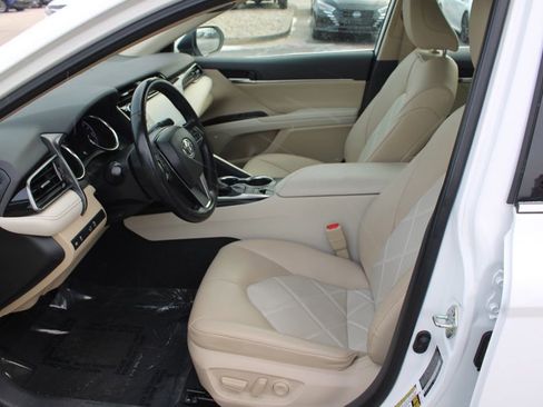 Used 2019 Toyota Camry XLE image 12