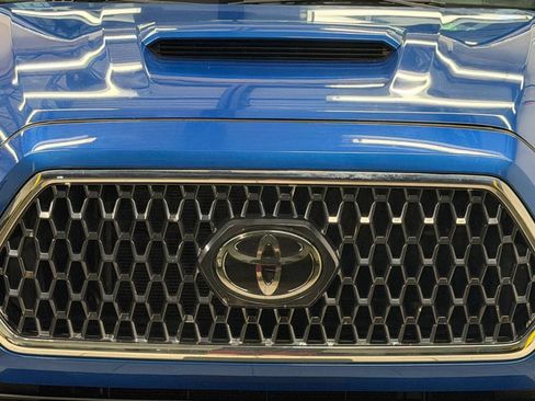 Used 2018 Toyota Tacoma TRD Sport w/ Technology Package AWD/4WD image 5