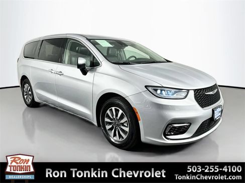 Used 2023 Chrysler Pacifica Touring-L FWD image 1