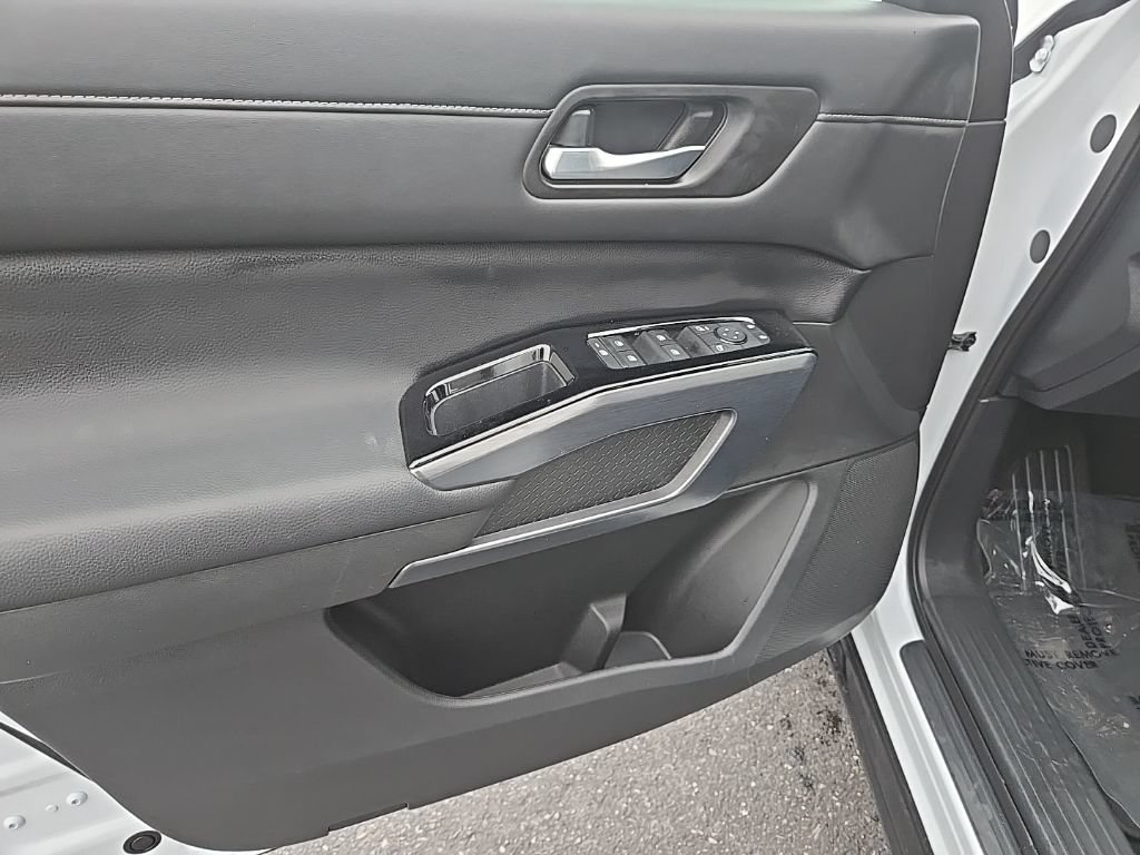 Used 2025 Nissan Pathfinder SL AWD/4WD image 9