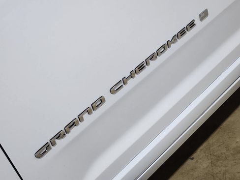 Used 2023 Jeep Grand Cherokee Overland w/ Luxury Tech Group IV AWD/4WD image 25