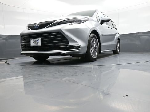 Certified 2024 Toyota Sienna XLE AWD/4WD image 28