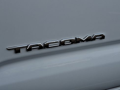 Certified 2022 Toyota Tacoma TRD Off-Road image 32