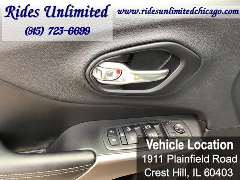 Used 2019 Jeep Cherokee Latitude Plus w/ Comfort/Convenience Group FWD image 14