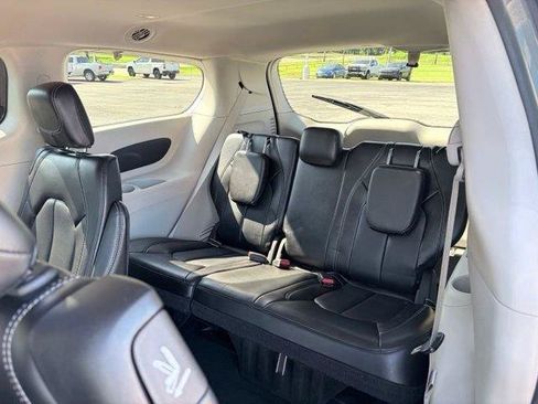 Used 2023 Chrysler Pacifica Touring-L FWD image 16