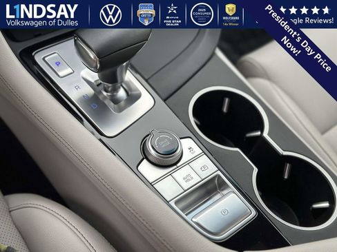 Used 2023 Genesis G70 2.0T image 18