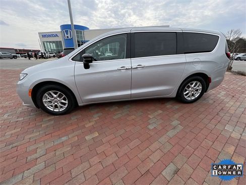 Used 2024 Chrysler Pacifica Touring-L image 31