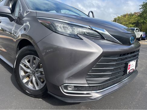 Used 2024 Toyota Sienna XLE image 7