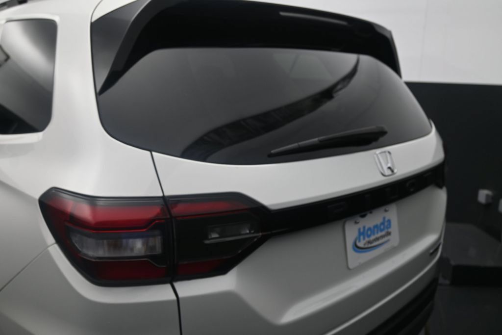 Used 2025 Honda Pilot Touring image 15