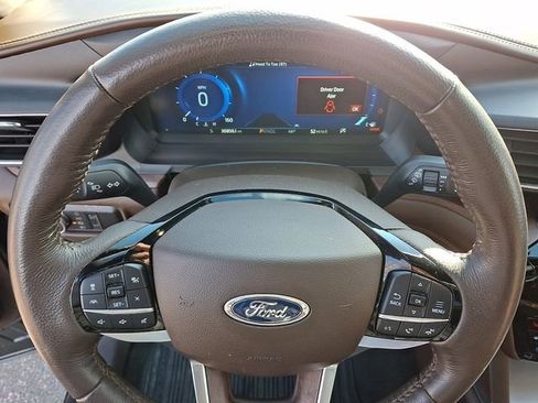 Used 2022 Ford Explorer King Ranch w/ Premium Technology Package image 26