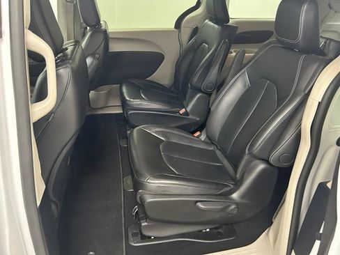 Used 2024 Chrysler Pacifica Limited FWD image 15