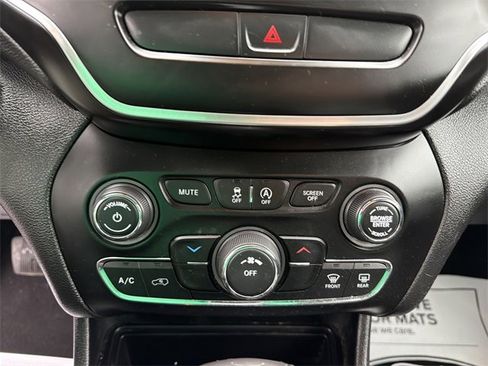 Used 2019 Jeep Cherokee Latitude w/ Popular Appearance Group image 22