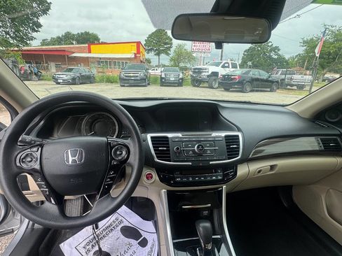 Used 2017 Honda Accord Hybrid Sedan image 10