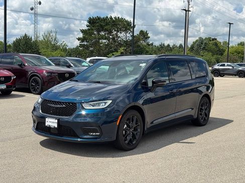 Used 2025 Chrysler Pacifica Limited FWD image 32