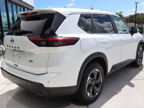 Used 2024 Nissan Rogue SV FWD image 3