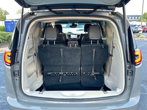 Used 2022 Chrysler Pacifica Touring-L FWD image 16