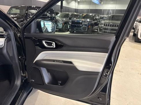 Used 2023 Jeep Compass Limited w/ Sun and Sound Group AWD/4WD image 35