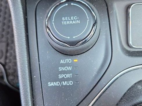 Used 2020 Jeep Cherokee Latitude w/ Cold Weather Group AWD/4WD image 7