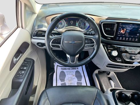 Used 2018 Chrysler Pacifica Touring-L Plus FWD image 22