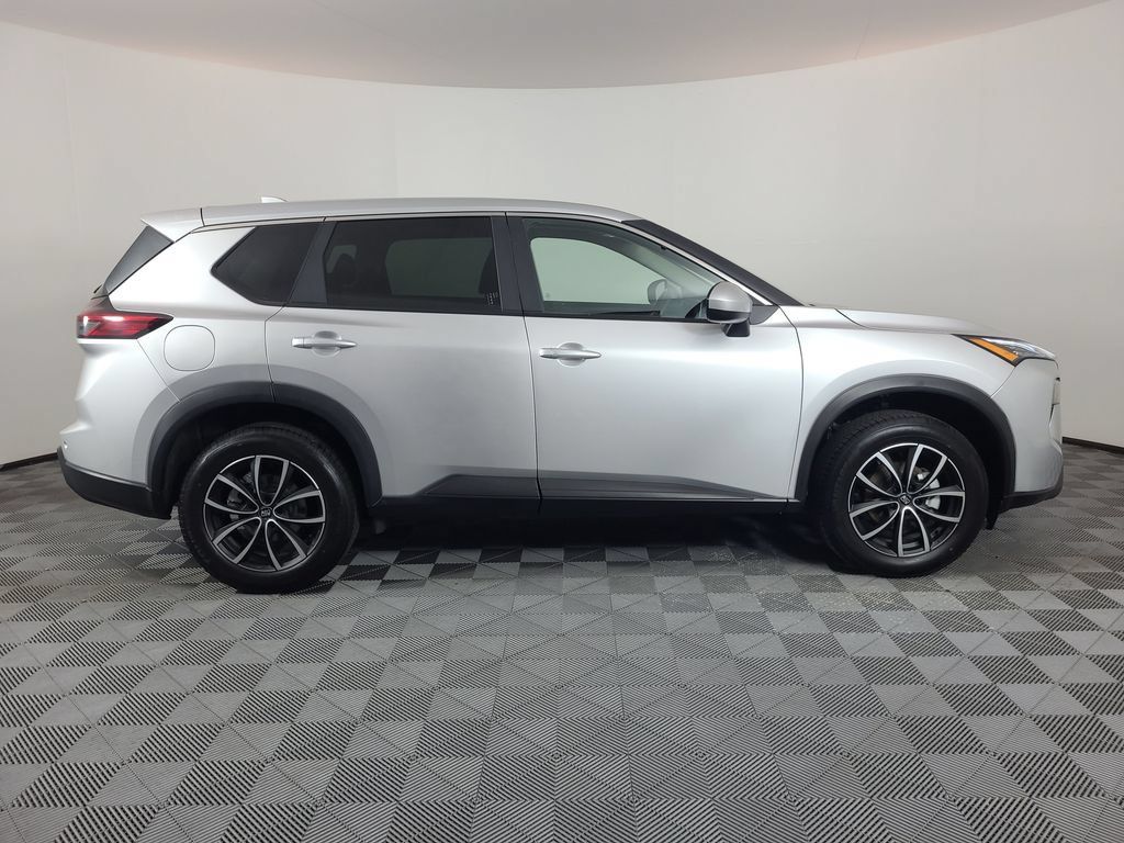 Used 2025 Nissan Rogue SV FWD image 2