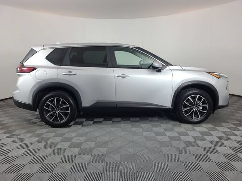 Used 2025 Nissan Rogue SV FWD image 2