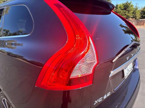 Used 2016 Volvo XC60 T5 Premier w/ Proximity Package FWD image 32