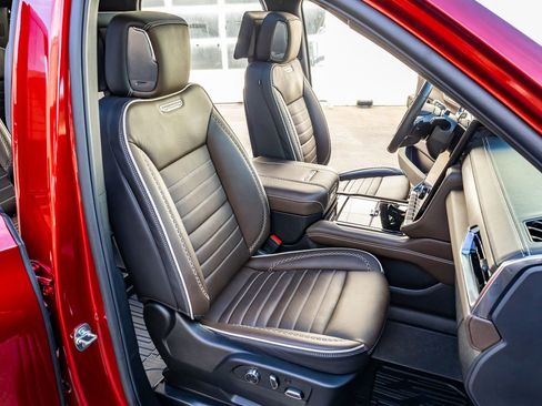 Used 2025 GMC Yukon Denali Ultimate image 32