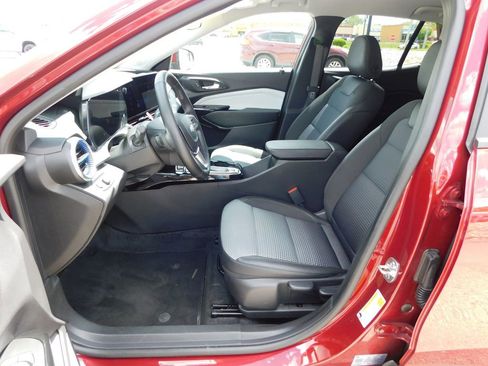 Used 2025 Chevrolet Trax LT w/ LT Convenience Package FWD image 12
