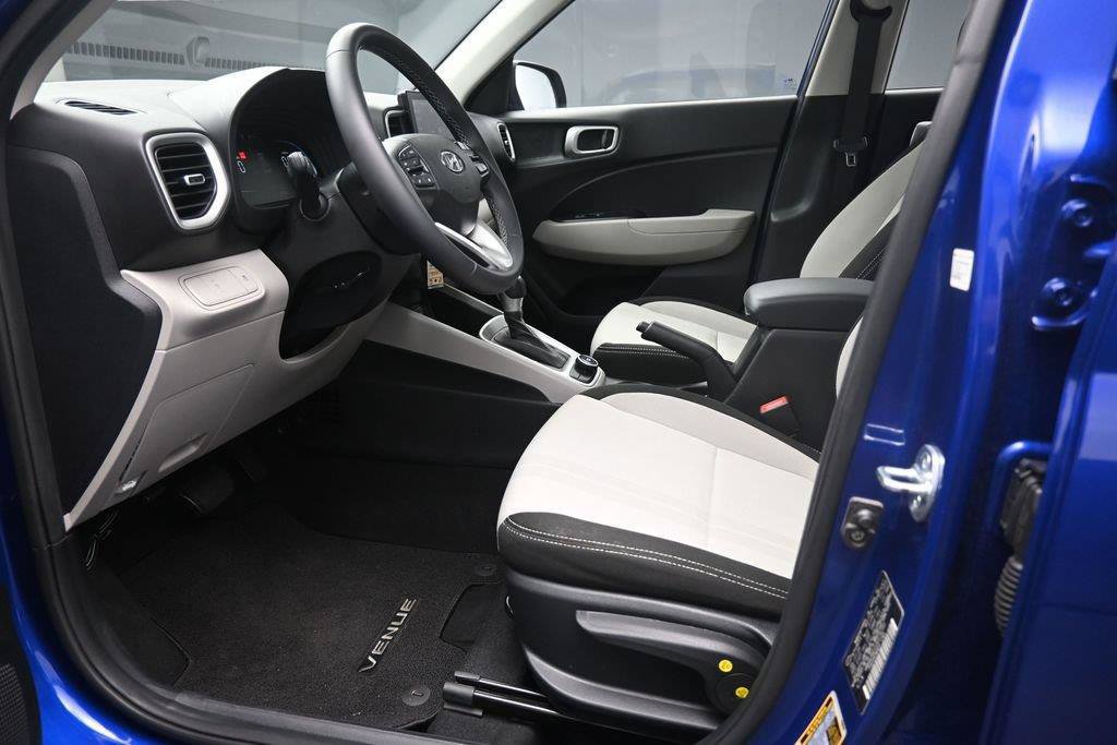Used 2023 Hyundai Venue SEL FWD image 17