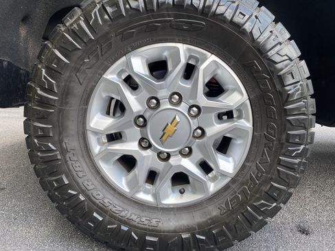 Used 2024 Chevrolet Silverado 2500 LT AWD/4WD image 12